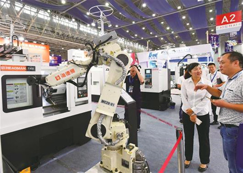 十八届机博会在汉开幕 机器人亮“绝招”